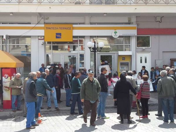 Συγκέντρωση διαμαρτυρίας στο Δίστομο. Να παραμείνει ανοιχτό το μοναδικό υποκατάστημα τράπεζας στην πόλη (video-foto)