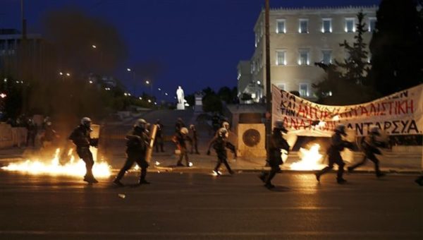 Στην καρδιά των επεισοδίων στο Σύνταγμα το Εργατικό Κέντρο Εύβοιας (video)