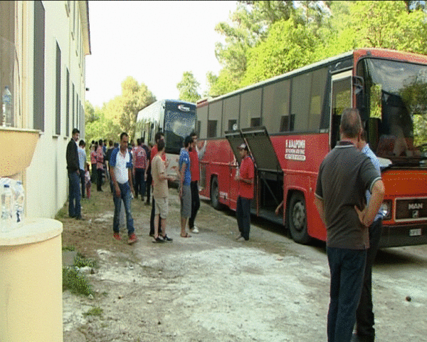 Νέοι πρόσφυγες στις Θερμοπύλες. Ξεπέρασαν τους 400 (video)
