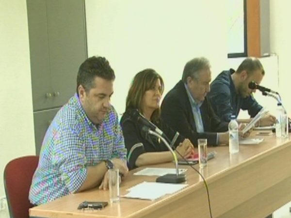 Με συνθήματα υποδέχθηκαν διαδηλωτές, την αναπληρωτή υπουργό εργασίας στη Θήβα (video)