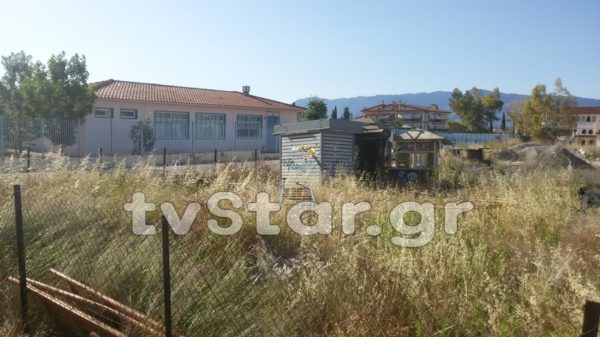 Το ρεπορτάζ έφερε αποτέλεσμα: Καθαρίζουν το οικόπεδο δίπλα στο νηπιαγωγείο. (video)