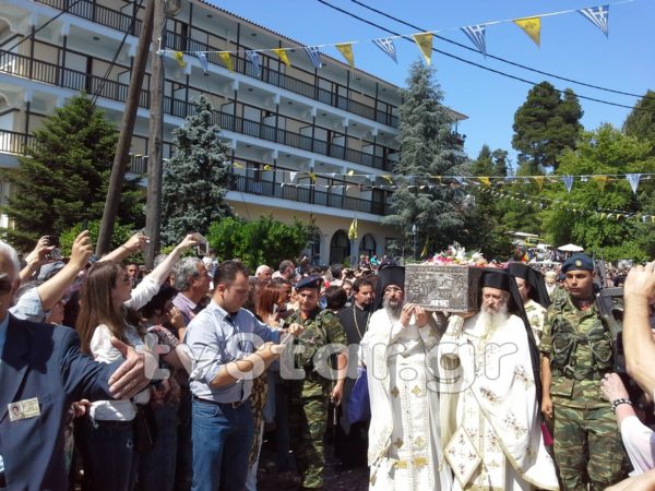 Χιλιάδες άνθρωποι απ’ όλο τον κόσμο στον Άγιο Ιωάννη τον Ρώσο (φωτογραφίες και βίντεο)
