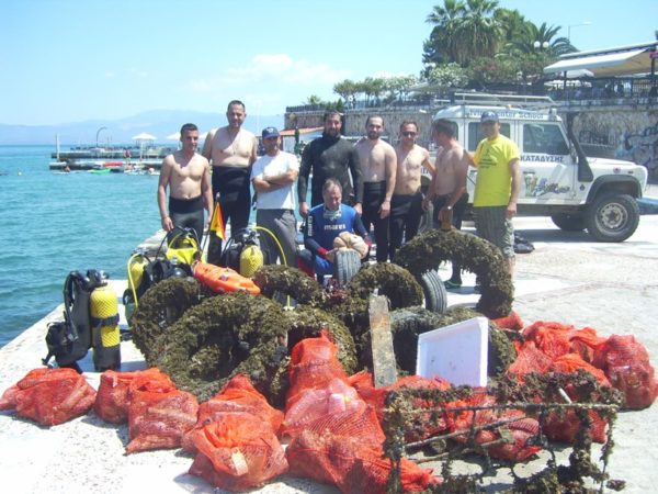 Συνεχίζεται ο καθαρισμός των παραλιών στη Χαλκίδα