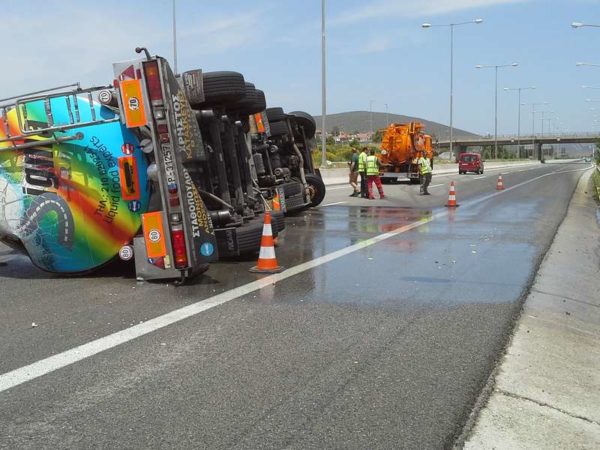 Ανατροπή βυτιοφόρου στην Εθνική οδό Αθηνών – Λαμίας. “Μέθυσε” την άσφαλτο με κρασί