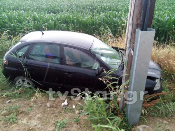 Τροχαίο στη Λαμία.  Εκτός ελέγχου το ΙΧ σταμάτησε ανάμεσα σε κολώνες της ΔΕΗ.(φωτογραφίες)