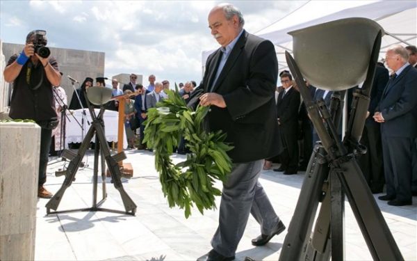 Στην επιμνημόσυνη δέηση για την σφαγή του Διστόμου ο Νίκος Βούτσης και ο Γ.Τσιρώνης