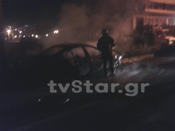 Ξημερώματα στη Λαμία: Το αυτοκίνητο κάηκε ολοσχερώς. (φώτο)