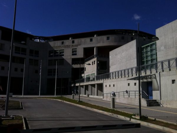 Σφράγισαν το κατάστημα στα Άσπρα Σπίτια (video)