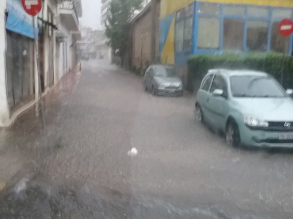 “Άνοιξαν οι ουρανοί” στη Λιβαδειά. Σφοδρή καταιγίδα χωρίς προβλήματα (video)