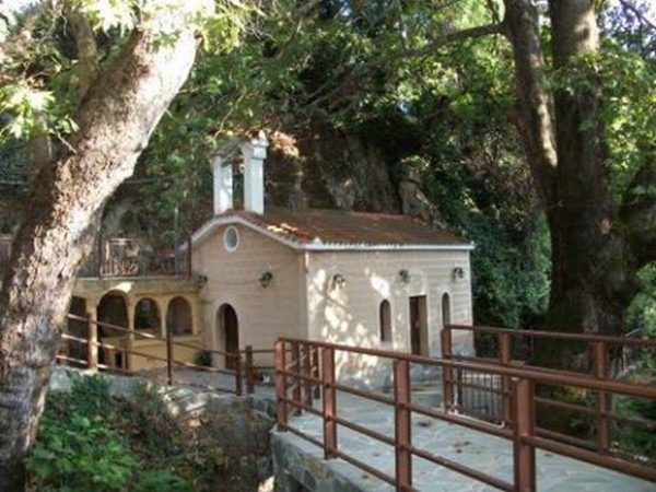 Το γραφικό μέσα στο βράχο εκκλησάκι της Αγίας Κυριακής στα Καμπιά Ευβοίας