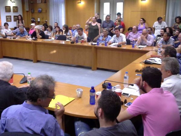 Ομόφωνα όχι στην παλιά UNICOT, κατά πλειοψηφία στο πρώην εργοστάσιο Καλαμπόκα και “αρρυθμίες” για τον αριθμό των προφύγων (video-photo)