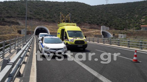 Τροχαίο στην εθνική οδό. Ι.Χ. με 5 επιβάτες έπεσε στη μπάρα.(φωτο και video)