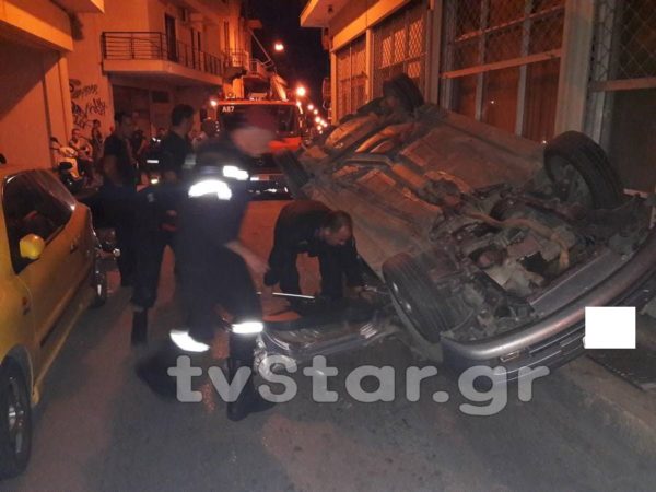 Απίστευτο: ΙΧ τούμπαρε στο κέντρο της Λαμίας. Απεγκλωβίστηκε από πυροσβέστες η οδηγός. (φώτο και video)