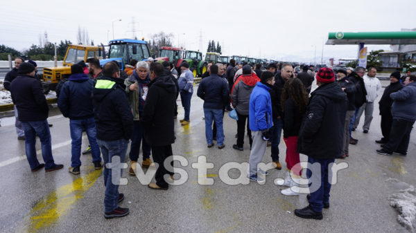 Καλούνται στην αστυνομία οι αγρότες του..δρόμου. “Ξέφραγο αμπέλι η Ελλάδα”. (video)