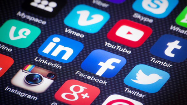 Θα κόψουμε τα social media αν μας ελέγχουν για φόρους, λένε οι πολίτες (video)