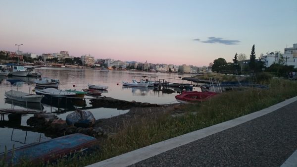Διαρροή σε δεξαμενή γέμισε με πετρέλαιο την Ιχθυόσκαλα. Άμεση η επέμβαση του Λιμεναρχείου
