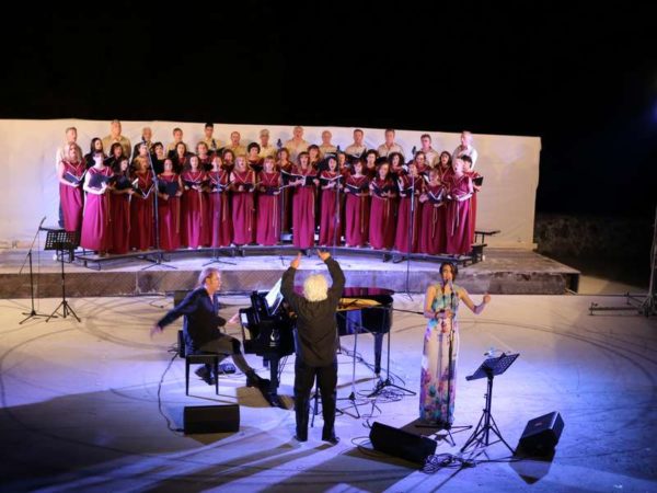 Μικτή χορωδία Λιβαδειάς “Έρκυνα”, Στ. Κορκολής και Σοφία Μανουσάκη στο ανοιχτό θέατρο Κρύας (video)