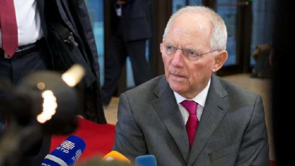 Ο Σόιμπλε προειδοποιεί με καθυστερήσεις στο θέμα του χρέους