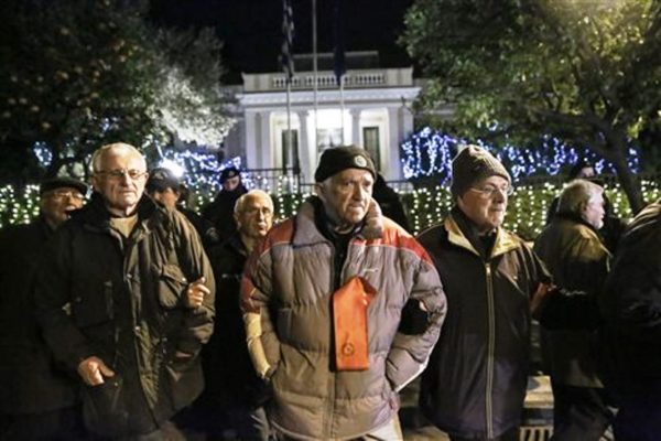 Χιλιάδες συνταξιούχοι διαδήλωσαν μοιράζοντας πενηντάρικα-χαρτοπετσέτες