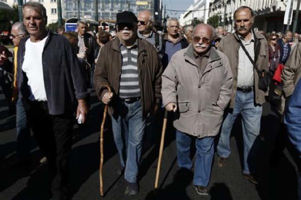 Μετά το επίδομα, ακολουθεί ψαλίδι 50% στο ΕΚΑΣ