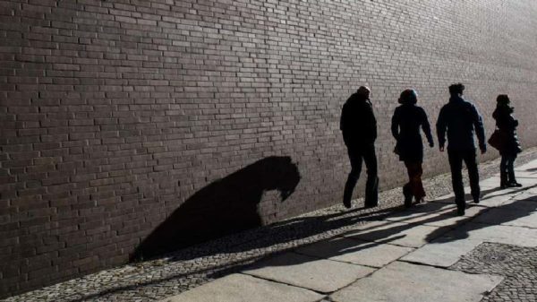 Στοιχεία σοκ από Αχτσιόγλου: 125.000 άτομα παίρνουν κάτω από 100€ το μήνα