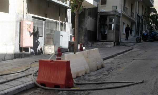 Επίθεση κουκουλοφόρων με βόμβες μολότοφ σε ομάδα ΟΠΚΕ