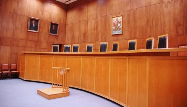 Στο εδώλιο πρώην επιθεωρητής του ΥπΟικ: Έπαιρνε ‘μίζες’ για να ‘κουρεύει’ πρόστιμα