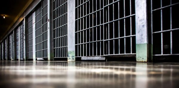 Οι αρχές εξακολουθούν να αναζητούν τους δραπέτες μετά την αιματηρή εξέγερση στη φυλακή της Μανάους