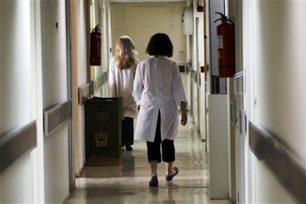Συναγερμός για την έξαρση της γρίπης: 400 κρούσματα σε μία μέρα στη Λάρισα