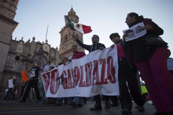Η μεγάλη αύξηση στην τιμή της βενζίνης, προκάλεσε λεηλασίες καταστημάτων