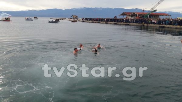 Θεοφάνεια στη Στυλίδα. Βούτηξαν στα παγωμένα νερά της θάλασσας. (φώτο και video)