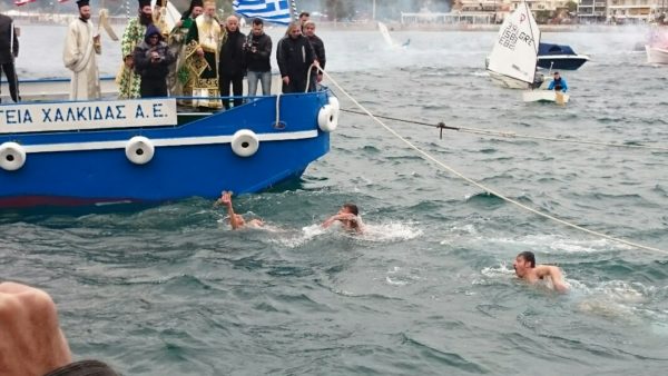 Κατάμεστη η Παραλία Χαλκίδας. Ζεστές καρδιές ευχήθηκε ο κος Χρυσόστομος (photo&video)