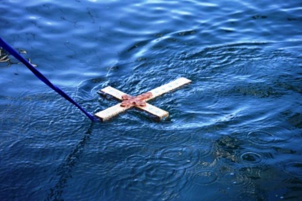 «Πλακώθηκαν» σε θάλασσα και στεριά για τον σταυρό (video)