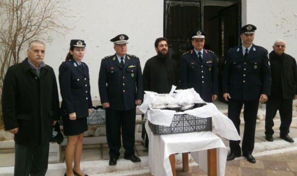 100 γεύματα προσέφερε η ΕΛ.ΑΣ. στο ενοριακό συσσίτιο του Ι.Ν. Αγίου Ιωάννου Χαλκίδος (φωτο)