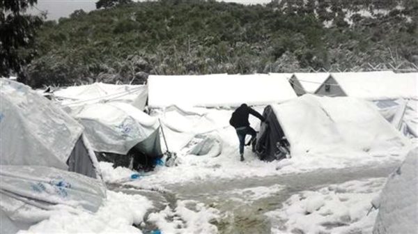 Βουλιάζουν στο χιόνι οι σκηνές των προσφύγων στα νησιά