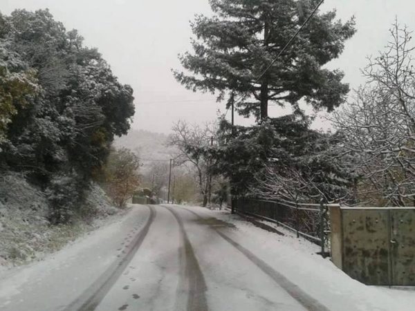Φωτογραφίες από το χιονισμένο Kαπνοχώρι
