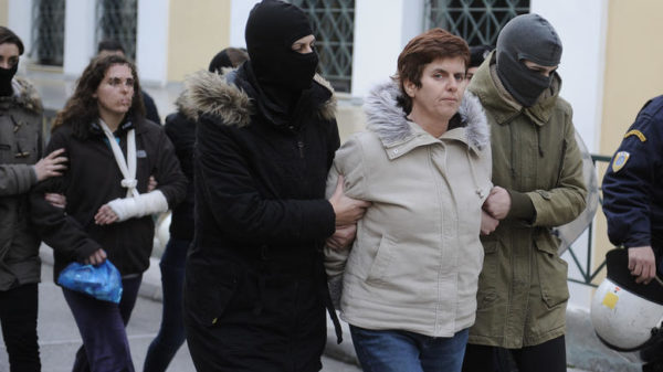 Πυροβόλα όπλα στο σπίτι της Πόλα Ρούπα–Ερευνες για γιάφκα στα Μεσόγεια