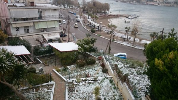 Μετά από χρόνια χιόνισε στη Χαλκίδα. Στην Στενή έχει χιόνι 1,5μέτρο