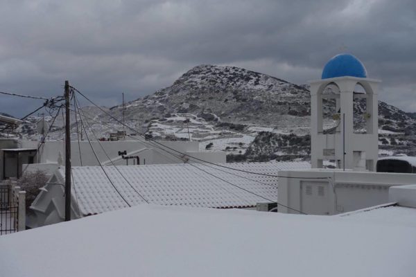 Χιονίζει  πάλι στην Σκύρο…Το νησί χρειάζεται περισσότερο αλάτι (photo-video)