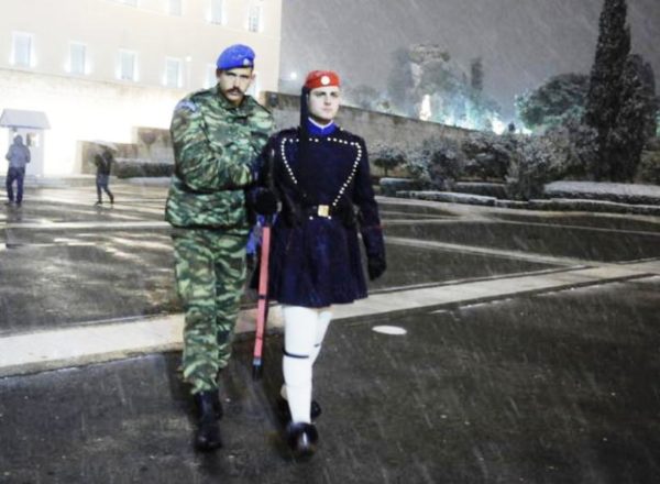 Υποβασταζόμενοι οι τσολιάδες στο Σύνταγμα λόγω του χιονιού