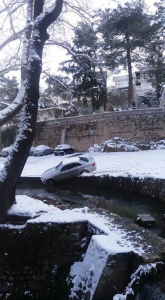 “Παγοδρόμιο” το πάρκινγκ της Κρύας στη Λιβαδειά. Τρελή πορεία ιχ, εντυπωσιακή φωτογραφία!!!