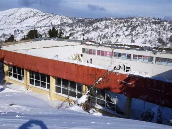 Κατέρρευσε από το χιόνι η οροφή στο γυμναστήριο Κύμης