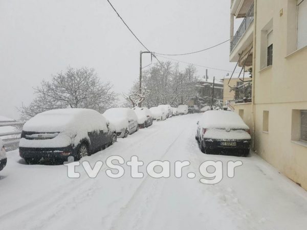 Πολύ χιόνι μέσα στο Καρπενήσι (φωτογραφίες, video)