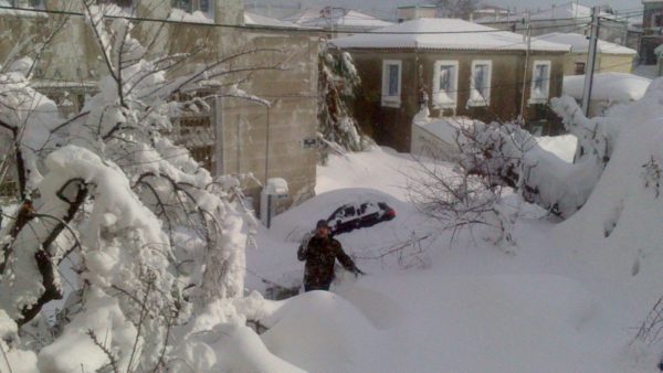 Συνεχίζεται ο απεγκλωβισμός των κατοίκων. Μοίρασαν τρόφιμα στα χωριά της Κύμης