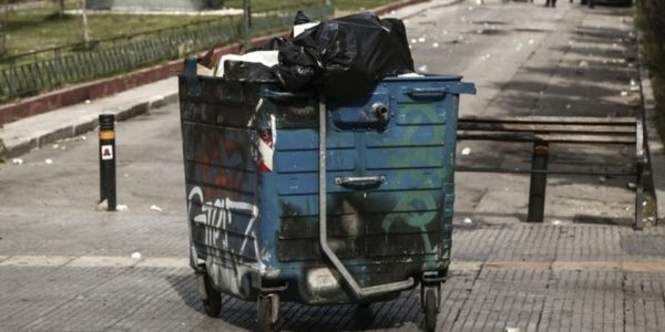 Σορός άγνωστου άνδρα βρέθηκε το πρωί σε κάδο απορριμμάτων
