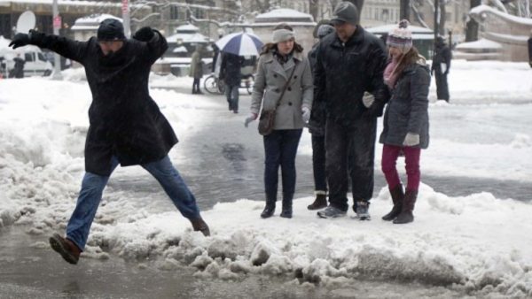 Συμβουλές για ασφαλές περπάτημα στα παγωμένα πεζοδρόμια
