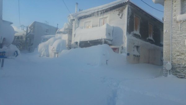 Συνεργείο της ΔΕΔΔΗΕ εγκλωβίστηκε στα χιόνια και έχασε τον προσανατολισμό του