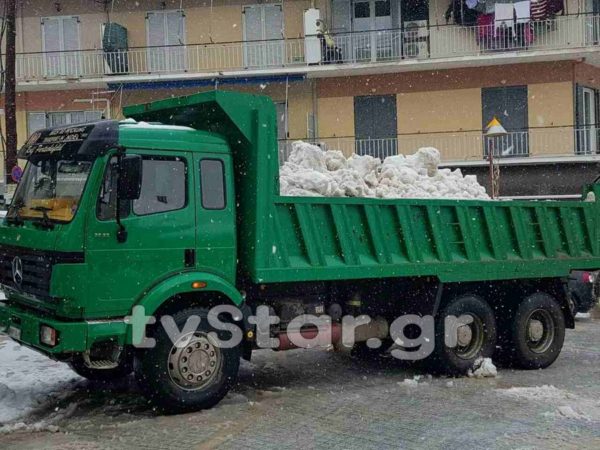 Φόρτωσαν το χιόνι στα φορτηγά (φωτορεπορτάζ)