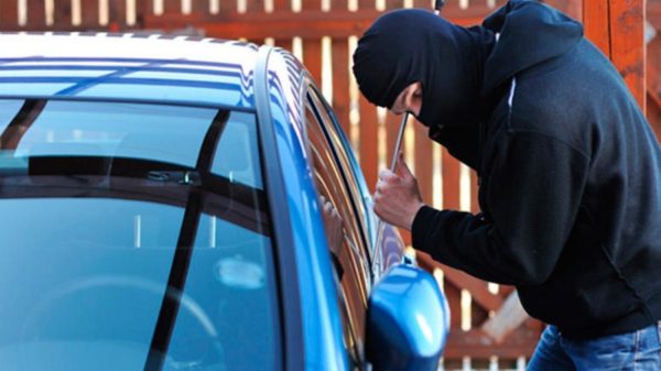 Έκλεψε αυτοκίνητο παριστάνοντας τον αστυνομικό