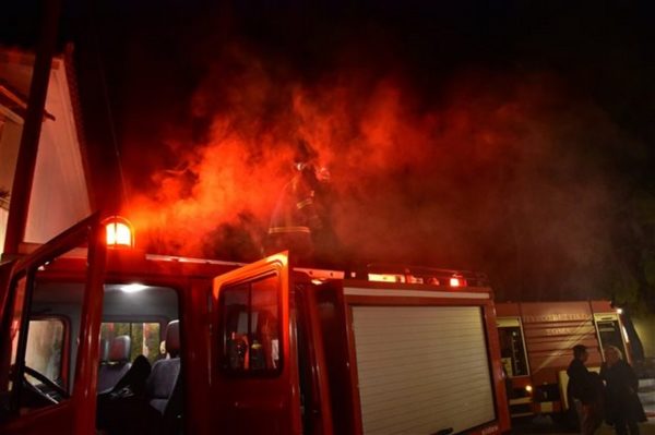 Σώοι βγήκαν από το φλεγόμενο σπίτι τους ζευγάρι και το μωρό τους